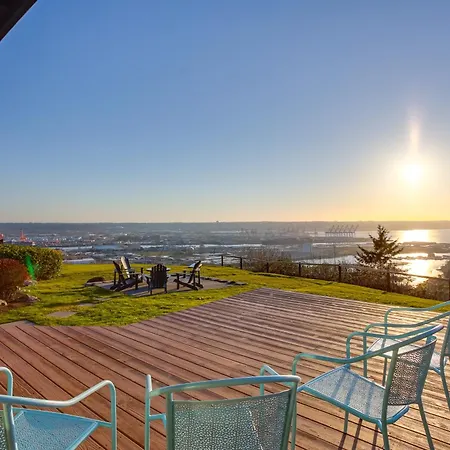 Scenic Tacoma Apartment With Deck And Fire Pit!
